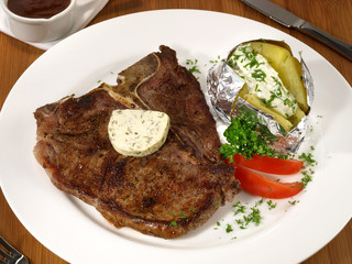 T-Bone Steak mit Ofenkartoffel