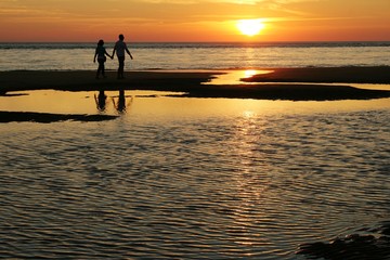 Pareja, atardecer, playa, paseo