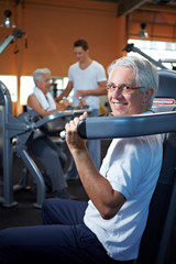 Seniorenpaar trainiert im Fitnessstudio