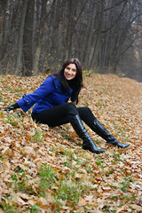 Young woman in the autumn park