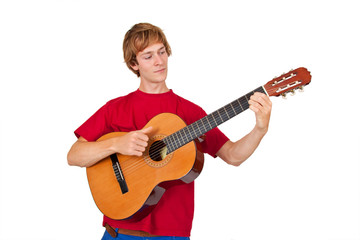Mann spielt Gitarre