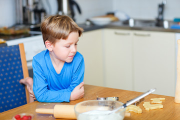 Fototapeta na wymiar Boy helping at kitchen