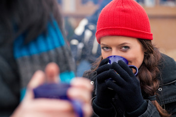 Fototapeta premium Frauen auf Weihnachtsmarkt trinken Glühwein