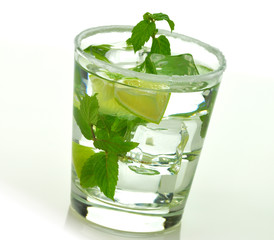 cold drinks with lime and peppermint