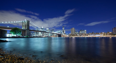 Fototapeta na wymiar New York w nocy Panoramiczny