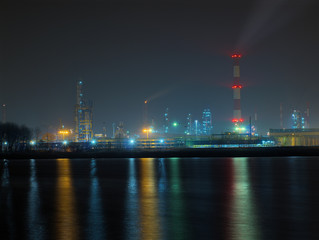 Fototapeta na wymiar Rafineria w nocy