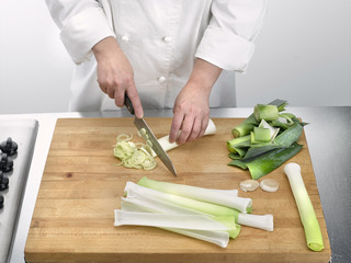 découpage des poireaux par le cuisinier