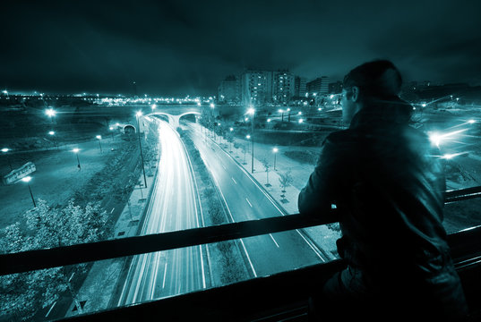 paisaje urbano nocturno con joven
