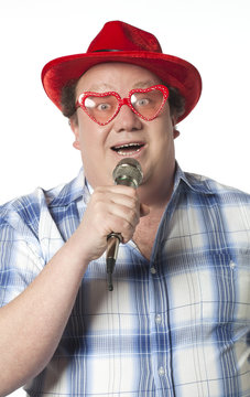 homme d&eacute;guis&eacute; et karaoke karaok&eacute;