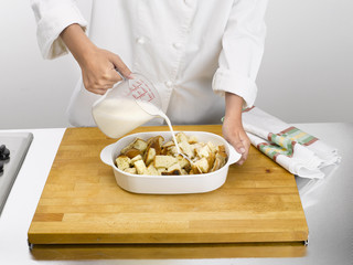 verser le lait sur le pain pour élaborer une recette