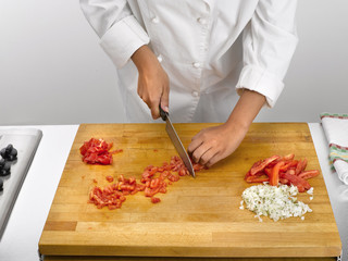découpage de la viande sur la planche de travail