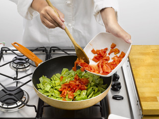 verser les tomates dans la poêle