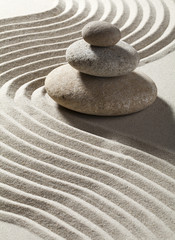 Fototapeta na wymiar fala zen piasku i trzy rolki