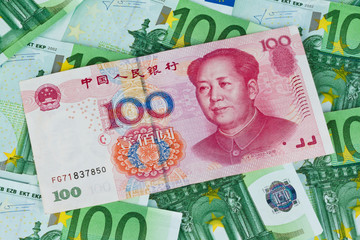 Eurogeldscheine und Yuan aus China