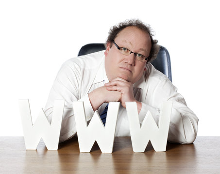 homme d'affaires songeur face au web