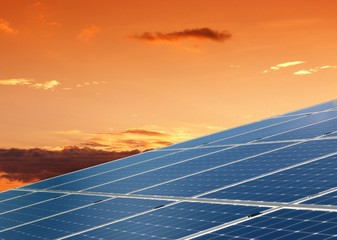 Griglia di pannelli fotovoltaici al tramonto