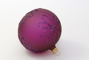 Lila Weihnachtskugel mit Verzierungen