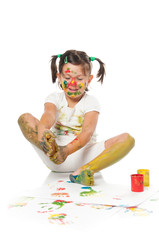 Bambina gioca con i colori
