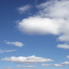 Obraz premium blue sky background with white clouds