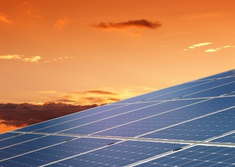 Griglia di pannelli fotovoltaici al tramonto