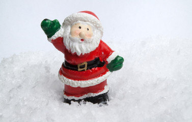 Winkender Nikolaus im Schnee