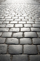 Straßenpflaster im Gegenlicht