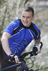 Naklejka premium bicyclist portrait during break