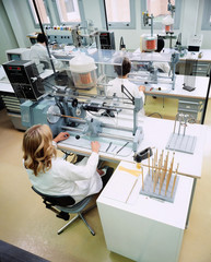 ouvrières à la production d'instrumentation