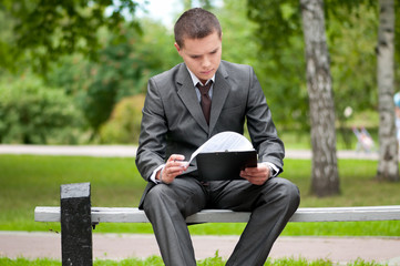 Obraz premium business man working with papers at park. Student