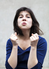 jeune fille trépignant d'impatience
