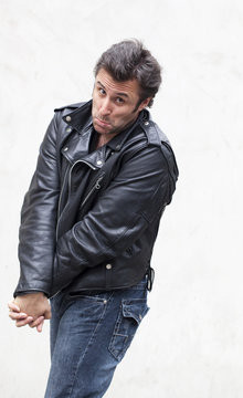 homme rocker timide g&ecirc;n&eacute;