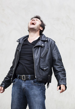 homme sensible hurlant sa douleur