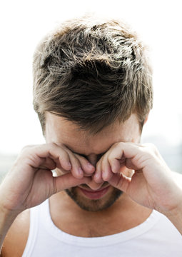 homme se frottant les yeux fatigu&eacute; aveugl&eacute;