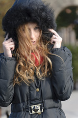 Frau auf der Br&uuml;cke unter der Kaputze