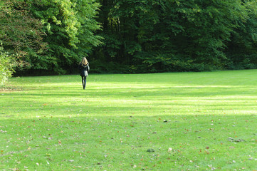 Frau geht einsam im Park