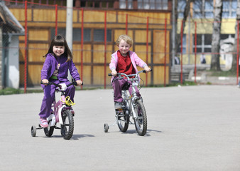 Obraz premium happy childrens group learning to drive bicycle