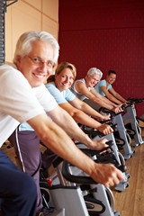 Lachende Gruppe im Fitnesscenter
