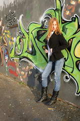 Model vor Graffiti-Wand
