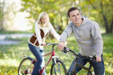 Obraz premium Couple on bicycles