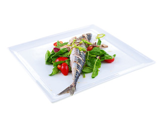 mackerel with salad and vinaigrette dressing