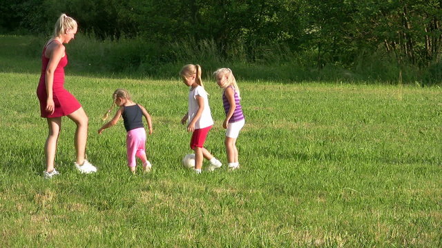 Familie spielt Fu&szlig;ball