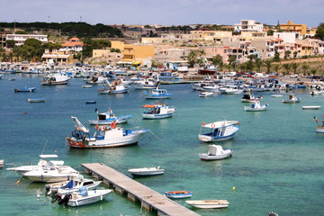 port de l'île de Lampedusa en Sicile - obrazy, fototapety, plakaty