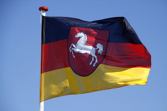 Flagge des deutschen Bundeslandes Niedersachsen
