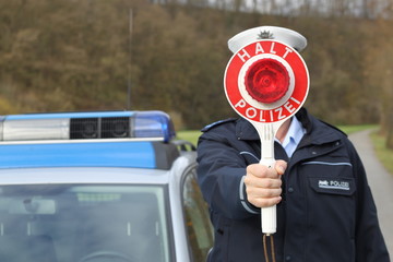 Polizei bei Kontrolle Police  110