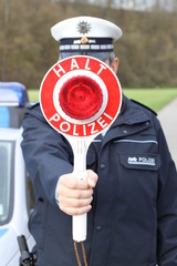 Polizei bei Kontrolle Police 110