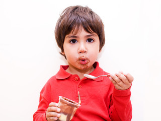 bambino mangia budino
