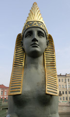 Fototapeta na wymiar Statua egipskiego sfinksa na egipskiej mostu.