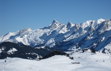 Fototapeta na wymiar neige & montagnes haute savoie hiver