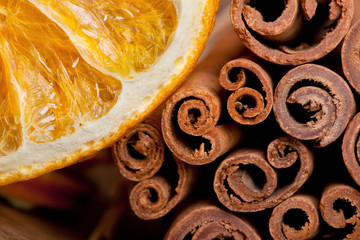 Scheiben von getrockneter Orange und Zimtstangen