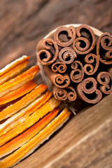 Scheiben von getrockneter Orange und Zimtstangen